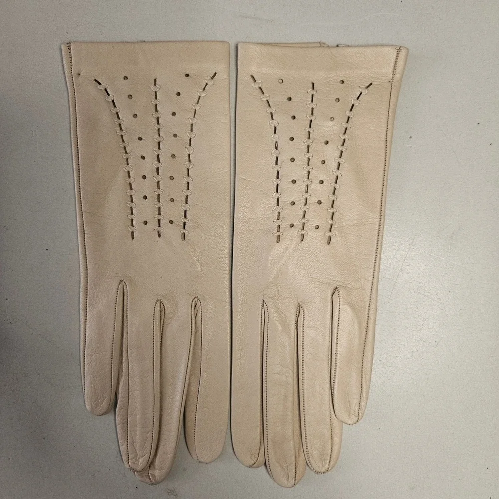 Vintage Womens Cream Leather Gloves Perforated Stitched Detail Beige 6.5 50s